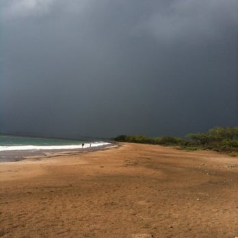Sugar Beach - Storm is coming in from south west... Still sunny though - Beaches Near Me - Kihei, Hawaii