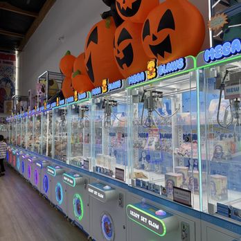 Mega Claws - Claws!!! It's so fun in here :3 - Arcades Near Me - San Jose, California