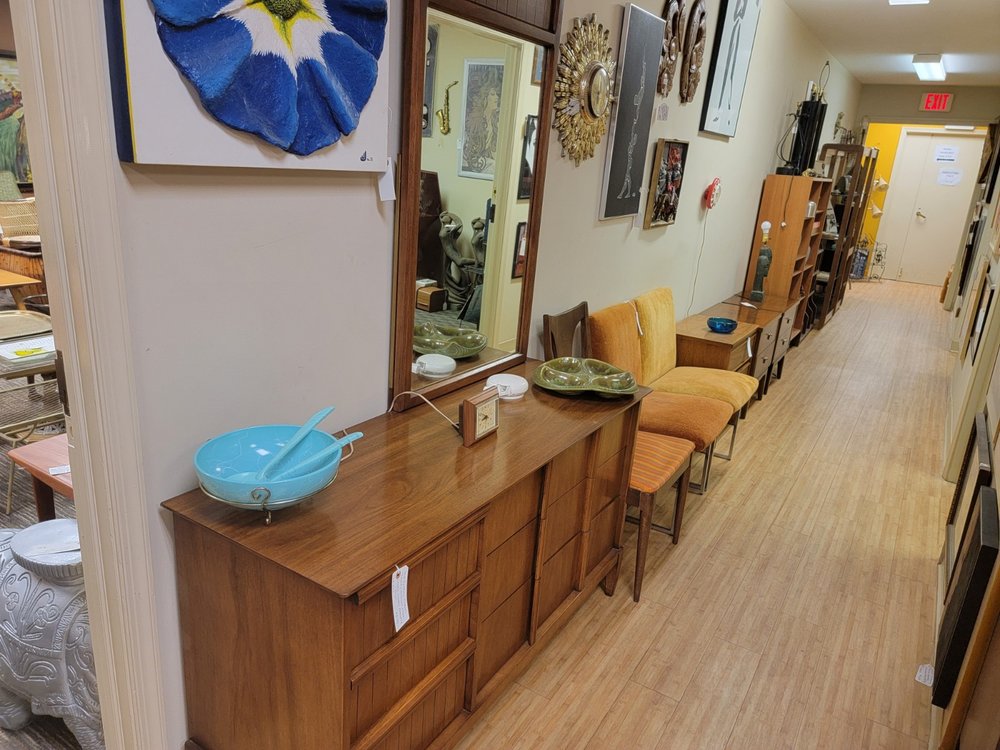 PAST CHAPTERS MIDCENTURY MODERN Updated September 2024 31 Photos