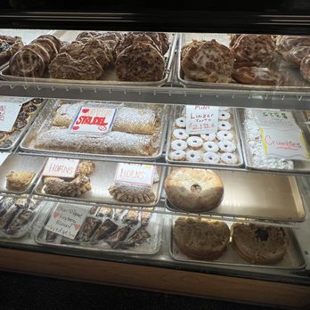 Reinhold's Quality Bakery - Bakeries Near Me - Waldwick, New Jersey