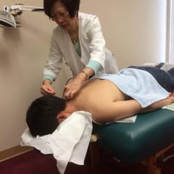 E. Kwong Acupuncture Clinic - Dr. In action