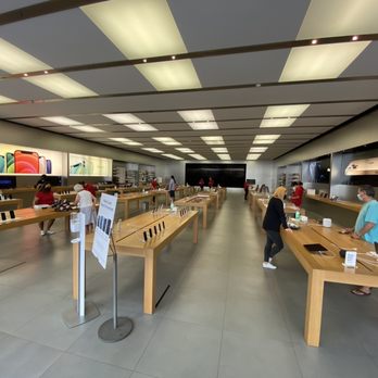 Apple Ala Moana - By appointment only. I'm so not used to seeing all this space inside - Computers Near Me - Honolulu, Hawaii Apple Ala Moana - By appointment only. I'm so not used to seeing all this space inside - Computers Near Me - Honolulu, Hawaii