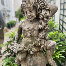 Hôtel de Varenne - One of the greeters!