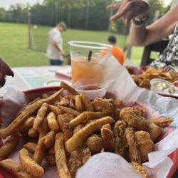 LJ's Par & Grill - Shrimp and fry basket