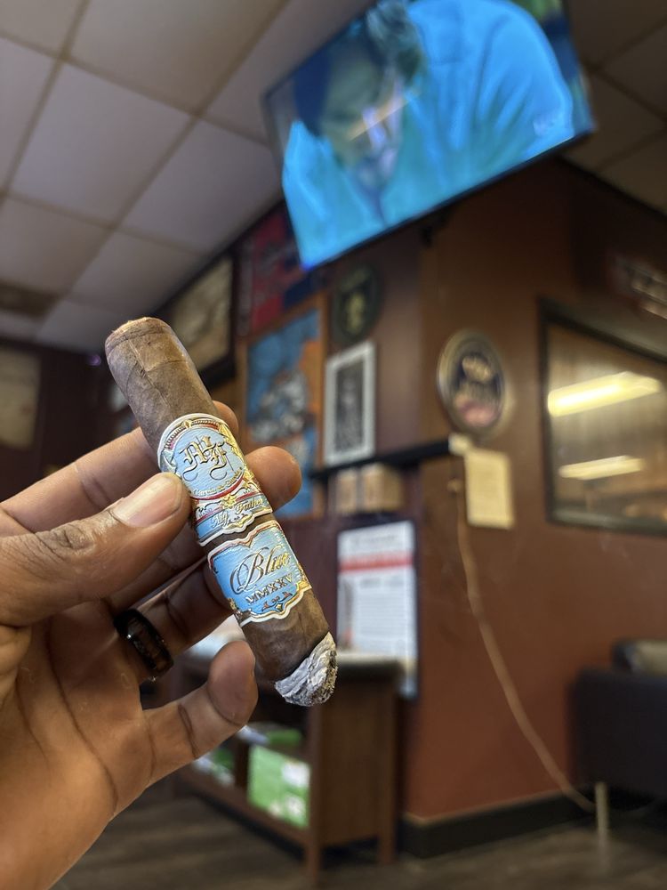 King's Leaf Cigar Lounge - West Ashley Logo