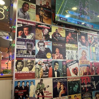 Garibaldi's Italian Eatery - Love the retro vibe! - Pizza Near Me - Arlington Heights, Illinois