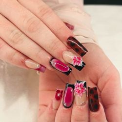 LT Nails - Q did amazing I really enjoyed it and recommend her!!! I lover her soo much
