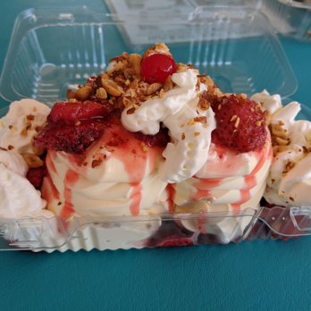 Windmill Ice Cream - Strawberry sundae - Ice Cream & Frozen Yogurt Near Me - Aliquippa, Pennsylvania
