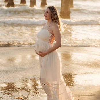 Jolia Photography - Golden hour maternity shoot at the beach - Session Photography Near Me Jolia Photography - Golden hour maternity shoot at the beach - Session Photography Near Me