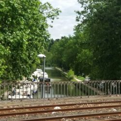 Gare SNCF de Carcassonne - 駅のホームから運河が見えます。