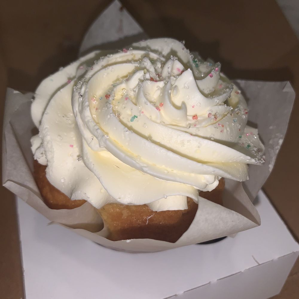 Henry's Sweet Retreat - Vanilla Cupcakes - Candy Stores Near Me - Bethesda, Maryland