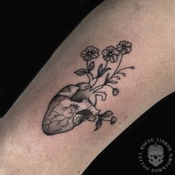 Route Lisbon Tattoo Downtown - Ornamental / Fineline heart with flowers by our tattoo artist Daniel Andrade
