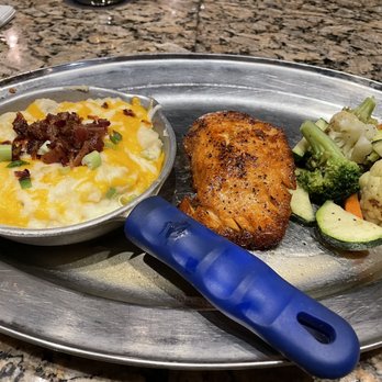 Saddle Ranch - Salmón plate with loaded mashed potatoes - Steakhouses Near Me - Orange, California Saddle Ranch - Salmón plate with loaded mashed potatoes - Steakhouses Near Me - Orange, California