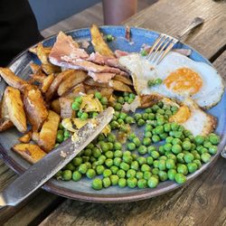 New Inn - Peas, ham and pineapple, eggs, fries
