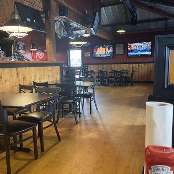 The Carolina Tavern - The dining room (excluding bar). - Barbeque Near Me - Murrells Inlet, South Carolina