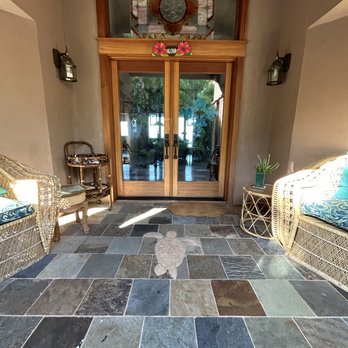 Kona Palace - Welcoming front door with honu (Hawaiian sea turtle) showing the way in. - Hotels Near Me - Captain Cook, Hawaii
