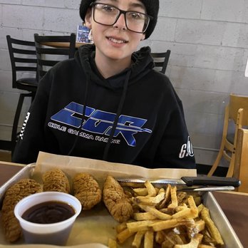 Pit Stop Bar & Grill - Chicken strip basket  excellent - Burgers Near Me - Barstow, California