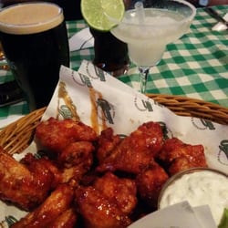 O'Learys - Buffalo wings with blur cheese dip