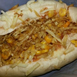 Cachorro quente do Landi - Sanduíche completo: batata palha, milho, queijo, molho, salsicha e o pão caseiro.