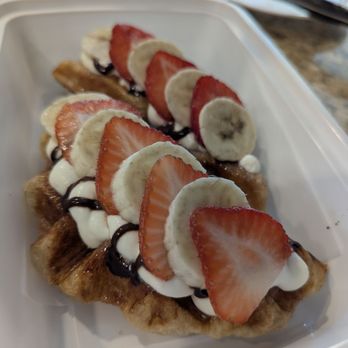 Cafe Du Bliss - Strawberry Banana Croffle - Cafes Near Me - Austin, Texas