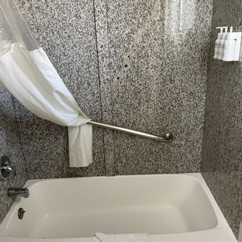 Harbor House Inn - Bath/shower - Hotels Near Me - Morro Bay, California Harbor House Inn - Bath/shower - Hotels Near Me - Morro Bay, California