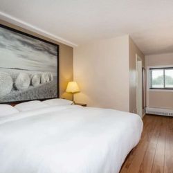 Super 8 by Wyndham Smoky Lake - Guest room