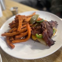 DELEITE - Burger with sweet potato fries no bun