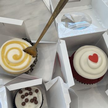 Dots Cafe - Lemon curd, red velvet and Carmelita cupcakes - Cafes Near Me - Pasadena, California