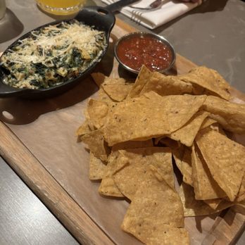 Founding Farmers Tysons - Spinach Dip & Corn Tortilla Chips - New American Near Me - Tysons, Virginia
