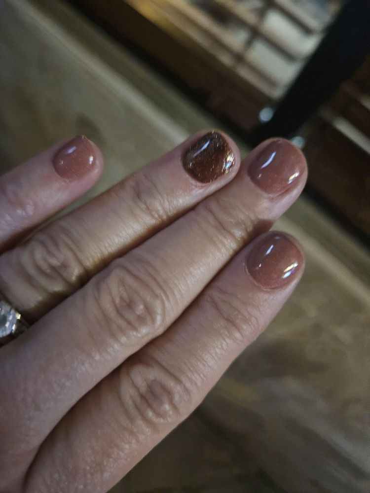 Sue's Nails Logo