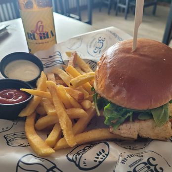 305 Degrees Burgers Bar - Mahi sandwich with fries - Burgers Near Me - Hollywood, Florida 305 Degrees Burgers Bar - Mahi sandwich with fries - Burgers Near Me - Hollywood, Florida