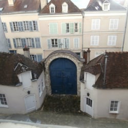 Maison Ailleurs - This is a view looking down into the private courtyard to park your car.