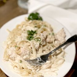 Giorgio's Italian Grill and Pizzeria - Fettuccine Alfredo with chicken