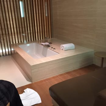寰宇堂 - Shower to the left of the bathtub - Airport Lounges Near Me - Hong Kong, HK