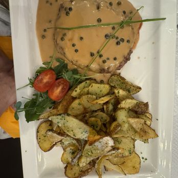 Le Relais Gascon - Beef steak with pepper sauce and crispy potatoes - French Southwest Near Me - Paris, 75 Le Relais Gascon - Beef steak with pepper sauce and crispy potatoes - French Southwest Near Me - Paris, 75