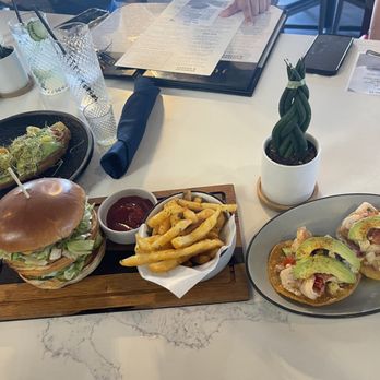 Junior Restaurant - Complementary avocado toast, Wagyu burgers and fish and shrimp ceviche. - Lounges Near Me - Roseville, California Junior Restaurant - Complementary avocado toast, Wagyu burgers and fish and shrimp ceviche. - Lounges Near Me - Roseville, California