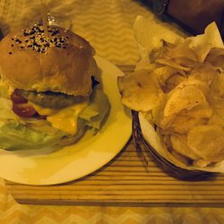 Bem-te-vi Street Bar - Hamburguer tradicional com chips