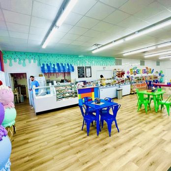 Sprinkles At T&C - Seating - Ice Cream & Frozen Yogurt Near Me - Opp, Alabama Sprinkles At T&C - Seating - Ice Cream & Frozen Yogurt Near Me - Opp, Alabama