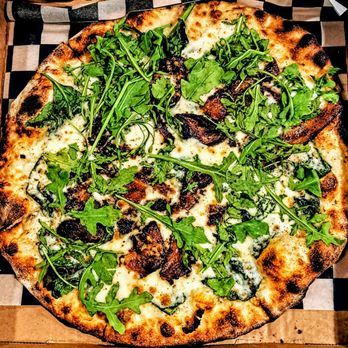 pie-tanza - bacon, spinach, asiago: white sauce, fresh spinach, pepper crusted bacon, mozzarella, asiago, fresh arugula. - Pizza Near Me - Arlington, Virginia