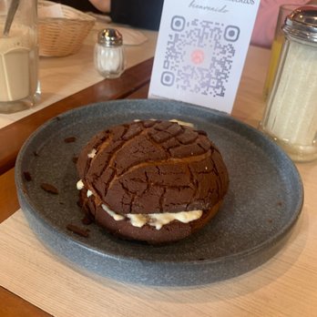 La Ciudad de los Almuerzos - Concha de chocolate rellena con nata. - Mexican Near Me - Zapopan, JAL