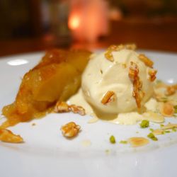 Adler Wirtschaft - Die Adler Wirtschaft 05/30/19: Classic Apple Tart, Forest Honey Ice Cream, Caramelized Nuts
