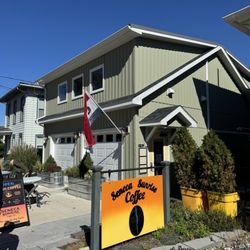 Seneca Sunrise Coffee - The entrance is on the side!