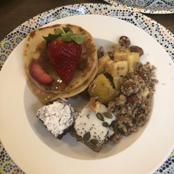 Yem'a - Pancakes, granola, gâteau au chocolat et carrot cake