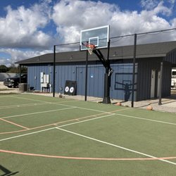 Brothers RV Park - Basketball court