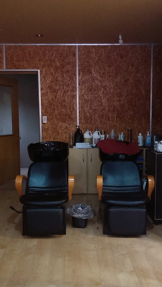 Unique Kreations Salon Logo