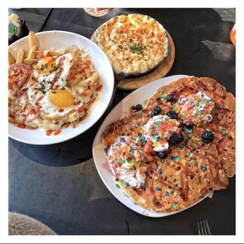 Mom's Kitchen & Bar - Bedrock Pancakes, Mac & Cheese, French Fries - Bars Near Me - Astoria, New York