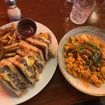 Sharps Roasthouse - Patty Melt & Brisket Mac & Cheese - American Near Me - SeaTac, Washington