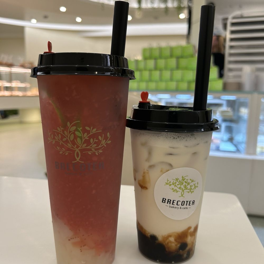 Strawberry peach tea and oolong milk tea Strawberry peach tea and oolong milk tea