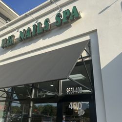 V H Nails - Place to stay away from for eyebrow waxes and rude technicians