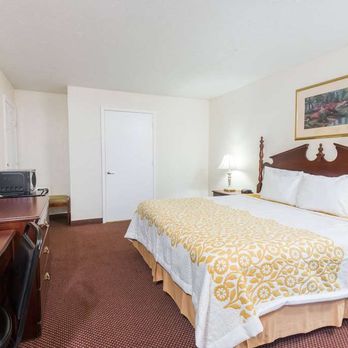 Days Inn by Wyndham Amherst - Guest room - Hotels Near Me - Amherst, Ohio Days Inn by Wyndham Amherst - Guest room - Hotels Near Me - Amherst, Ohio